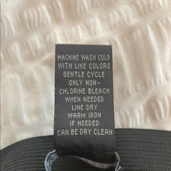 Elegant Black Pleated Skirt - Picture 4 of 5